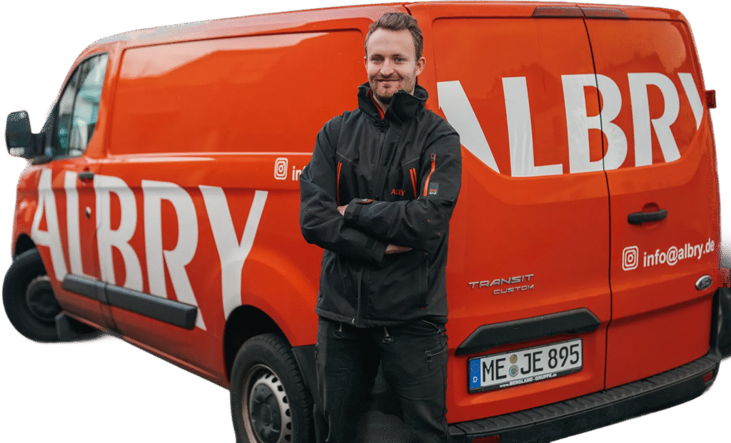 Timo Albry vor dem Firmenfahrzeug – jetzt Dachdecker-Angebot anfragen