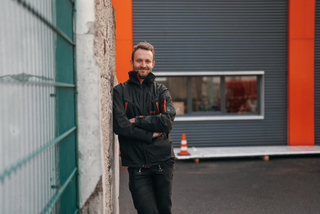 Timo Albry vor dem Firmengebäude in Heiligenhaus