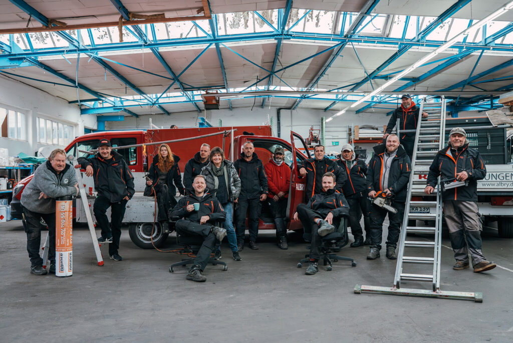 Das Team der Dachdecker von Albry Bedachungen in der Werkstatt